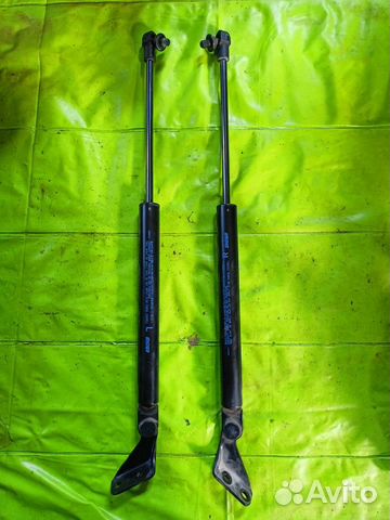 Амортизаторы двери багажника на Nissan Tiida 2013г