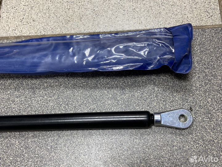 Амортизатор капота audi 100 1990-1994 год