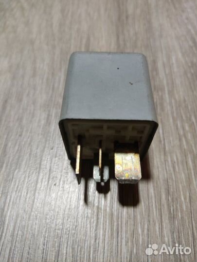 Реле топливного насоса Volkswagen Passat B5 2000