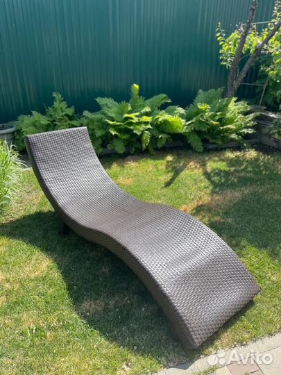 Шезлонг лежак из ротанга