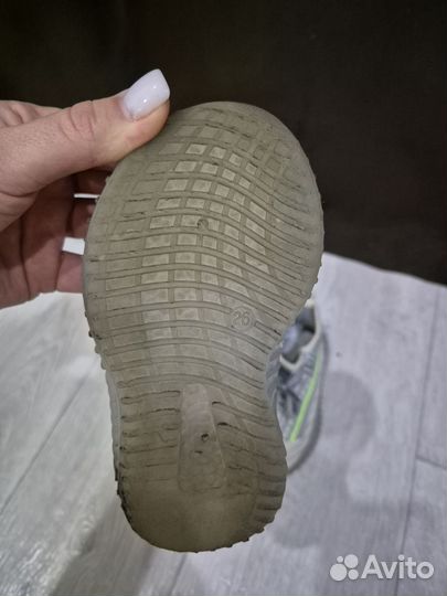 Кроссовки изики детские