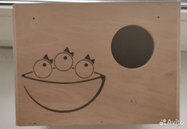 Волнистые попугаи с клеткой