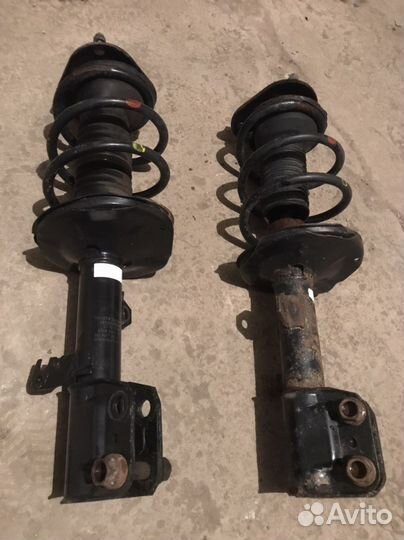 Передние амортизаторы в сборе Toyota Avensis T250