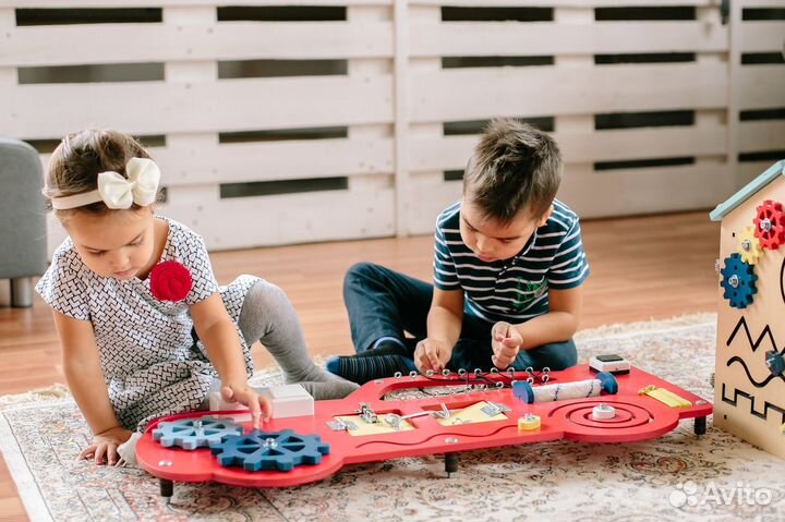 Бизиборд - развивающая доска Монтессори