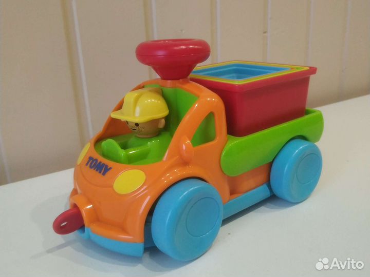 Детские игрушки Грузовичок с пирамидкой Tomy Томи