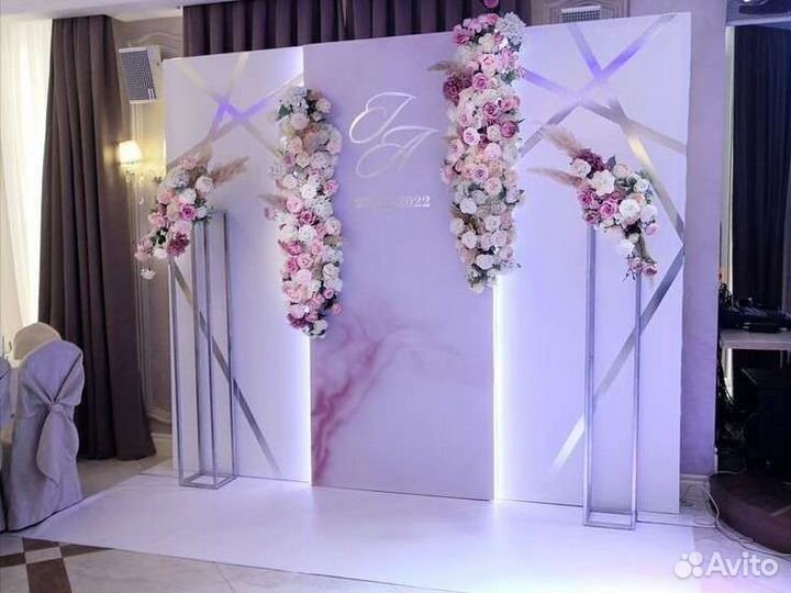 Стойки с цветами