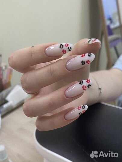 Мастер маникюра в студии