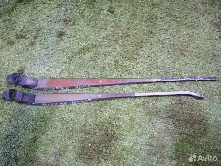 Поводок стеклоочистителя передний Toyota Probox