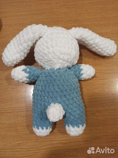 Плюшевый заяц вязаный