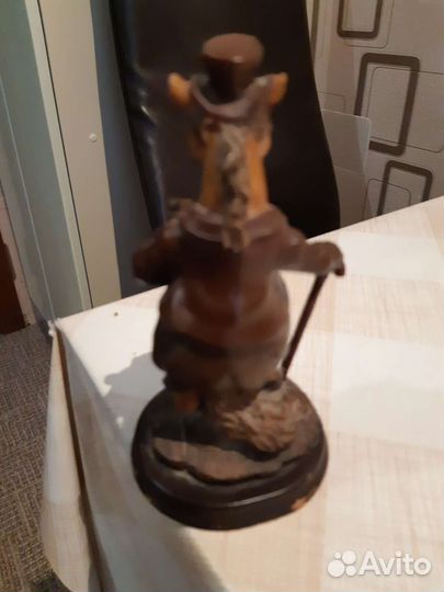 Деревянная статуэтка