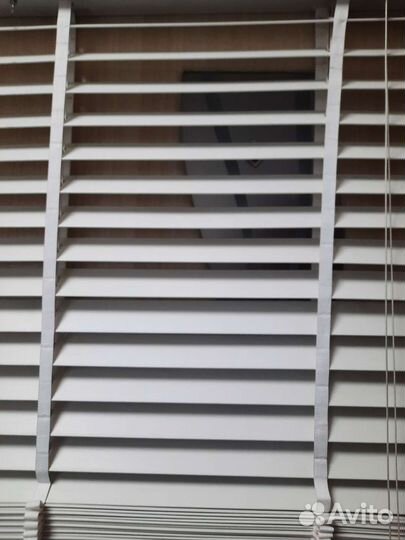 Жалюзи горизонтальные на окна 16001800 под дерево