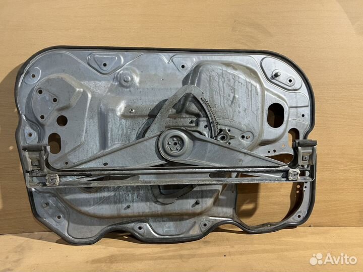 Стеклоподъемник передний правый на Ford Focus 2