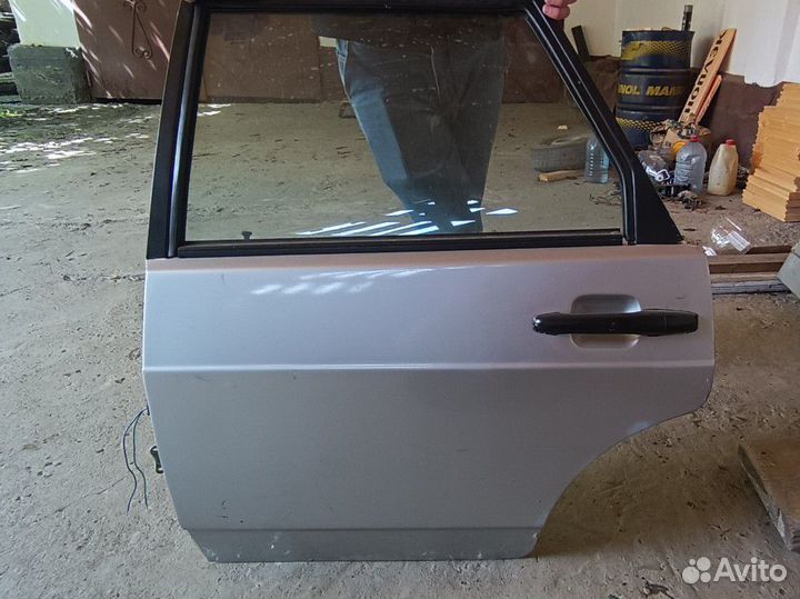 Задная левая дверь