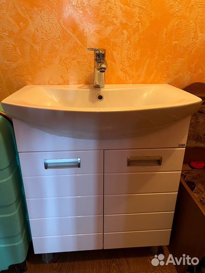 Тумба для ванной с раковиной и смесителем