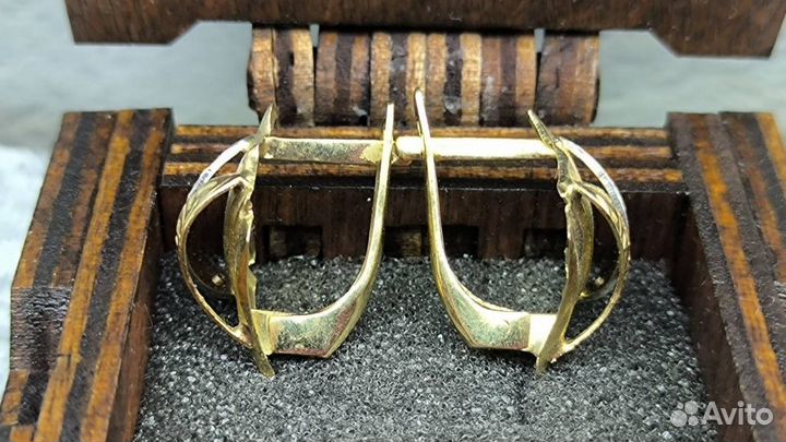 Золотые серьги 583 пробы массой 2.7 грамма