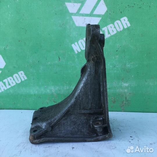 Кронштейн двигателя правый Фольксваген Гольф 3 В