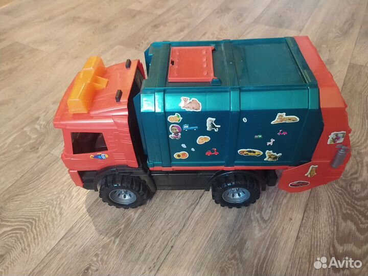 Игрушечные машины мусоровоз и бензовоз