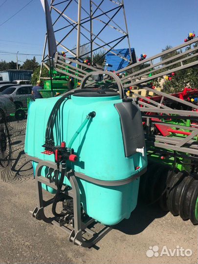 Опрыскиватель 600 литровый с захватом 12 метров