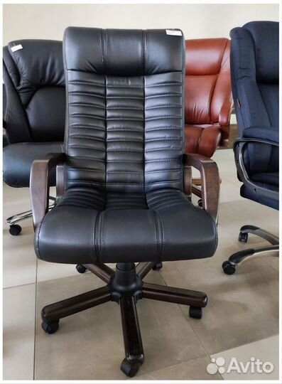 Офисное кресло черное