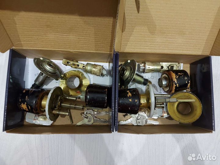 Комплект дверных ручек с защёлкой