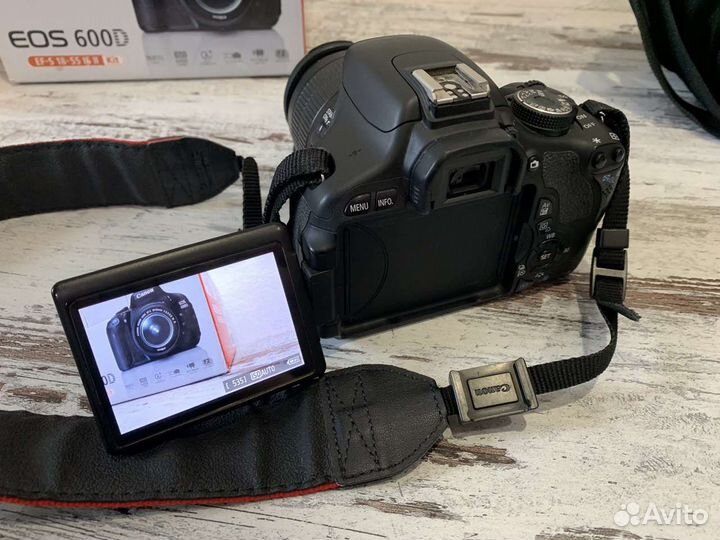 Зеркальный фотоаппарат Canon 600d
