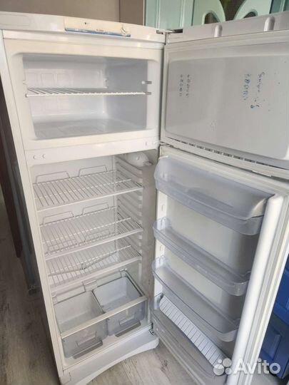 Холодильник Indesit на запчасти