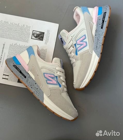 Кроссовки женские