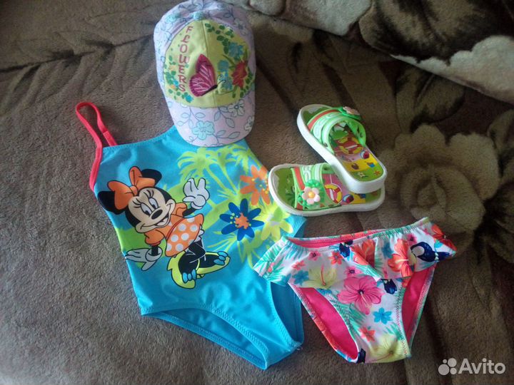 Купальник, сланцы, кепка