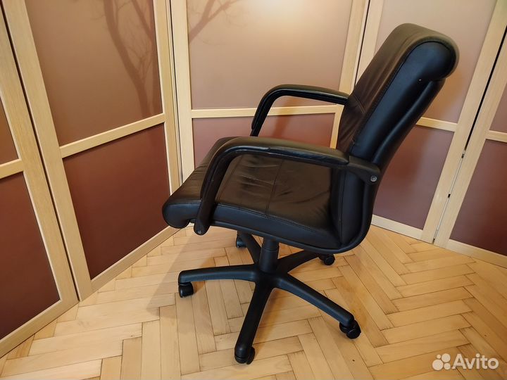 Компьютерное кресло кожаное