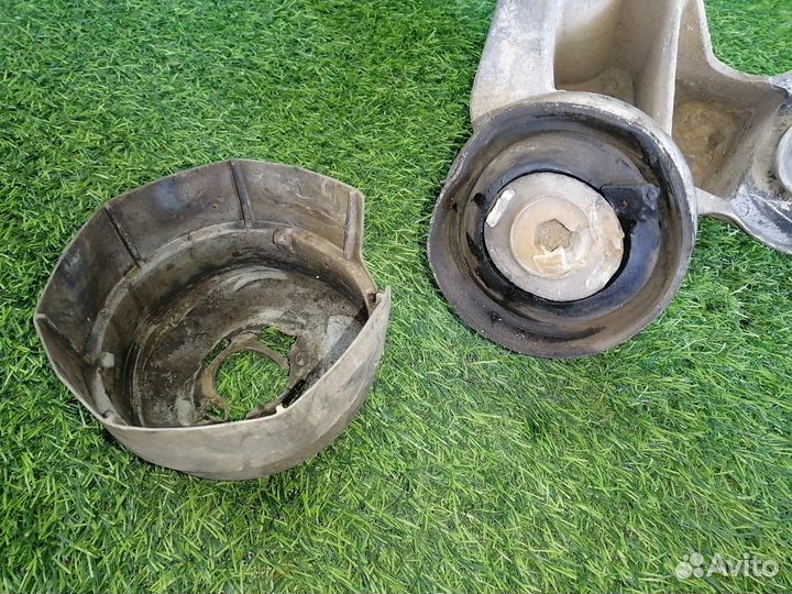 Кронштейн двигателя правый Audi A6 C6 AUK 2007