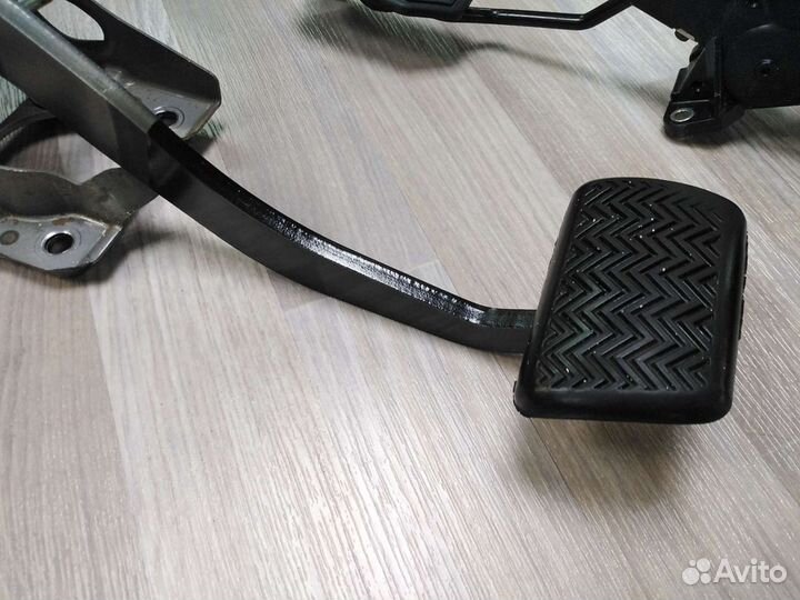 Педали газа и тормоза Toyota Prius30