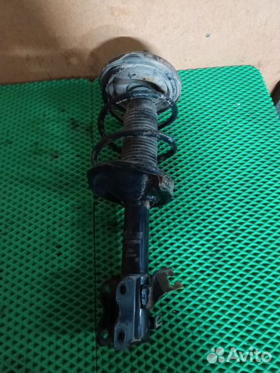 Амортизатор передний правый Nissan Maxima A33