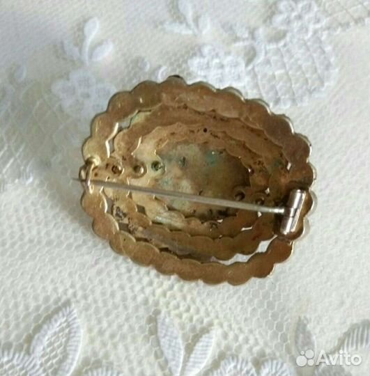 Антикварная брошь с большим гранатом кабошоно
