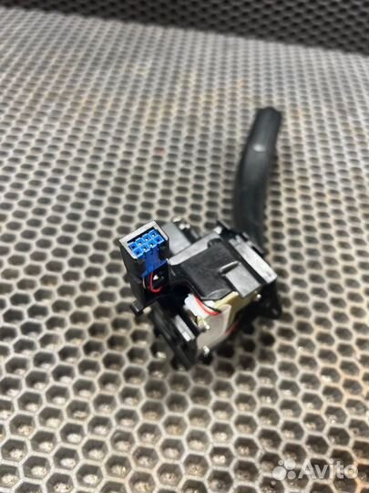 Подрулевой переключатель передний правый