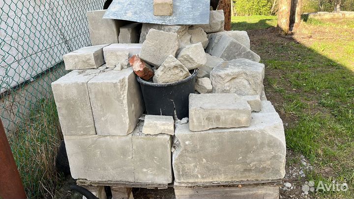 Бетонные блоки и кирпичи бой