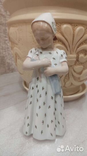 Статуэтка Девочка с куклой. Дания