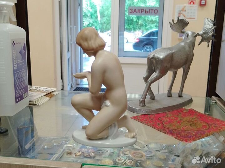 Фарфоровые статуэтки германия Девушка у ручья ню