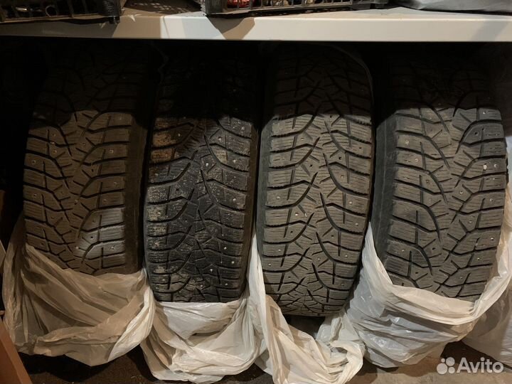 Bridgestone Blizzak 215/65 R16 на дисках Nissan