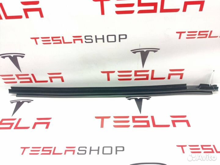 Уплотнитель стекла двери задний левый Tesla