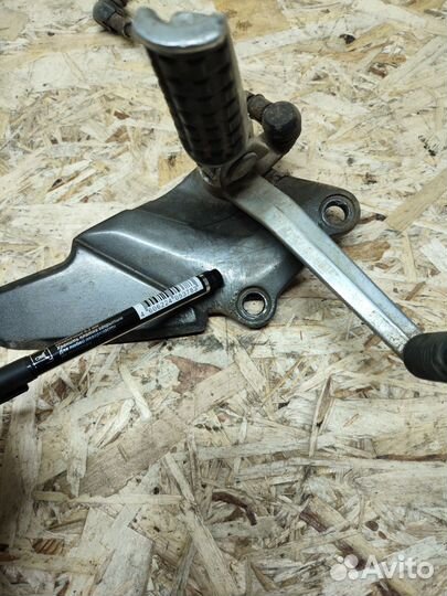 Кронштейн водителя левый Kawasaki zzr 400/600-1