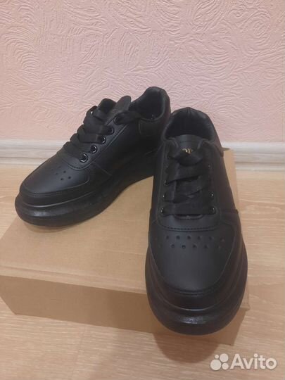 Кроссовки женские