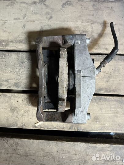 Суппорт Volvo XC 90 передний левый