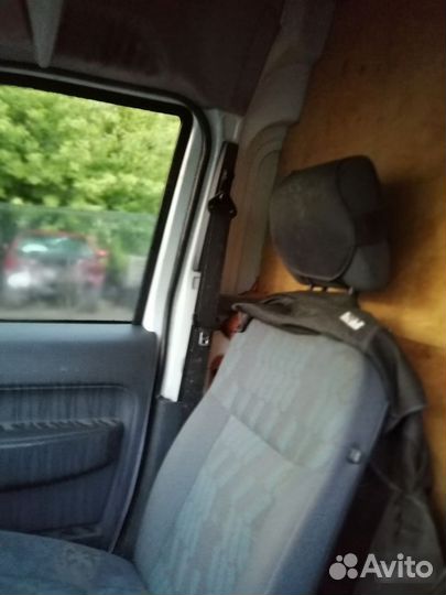 Передние сидения Ford Transit Connect 2008