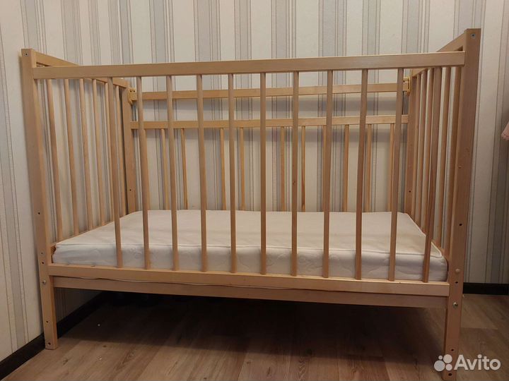 Детская кроватка с маятником
