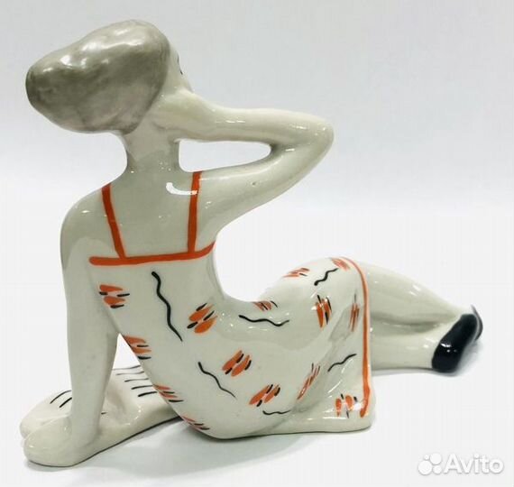 Фигура Девочка с книгой. С цветами. Сысерть Фарфор