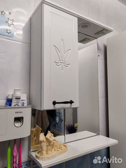 Шкаф с зеркалом в ванную