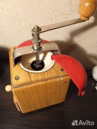 Старинная немецкая ручная кофемолка