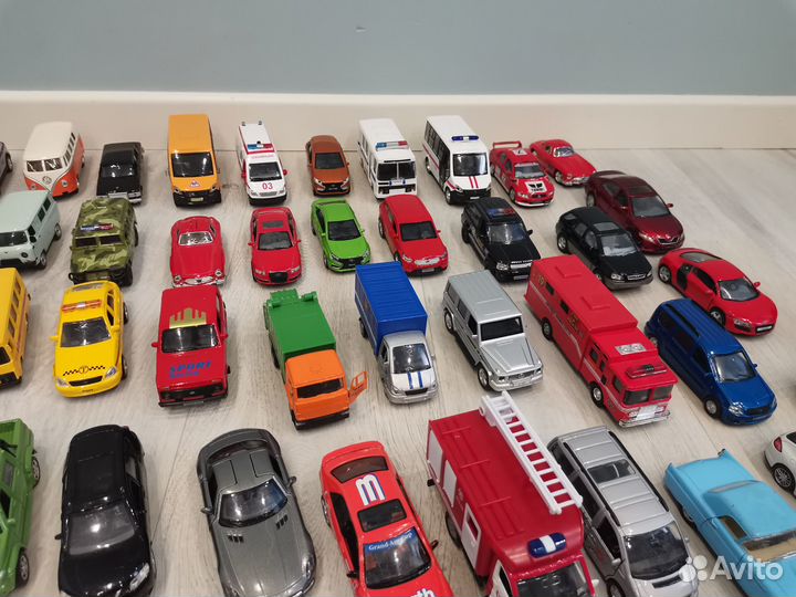 Металлические модельки машинок в хорошем состоянии