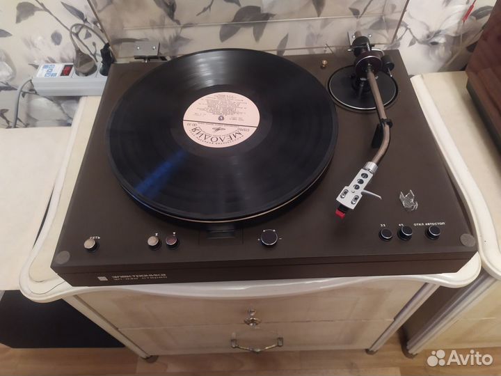 Виниловый проигрыватель и ламповый усилитель