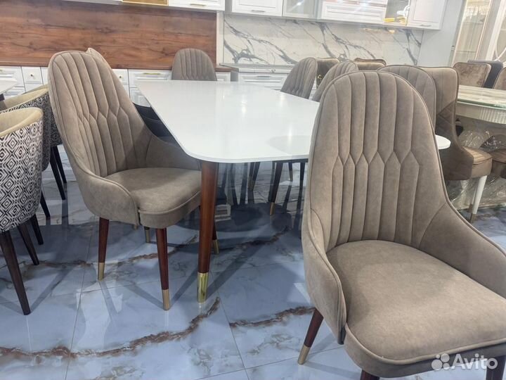 Стол и стулья